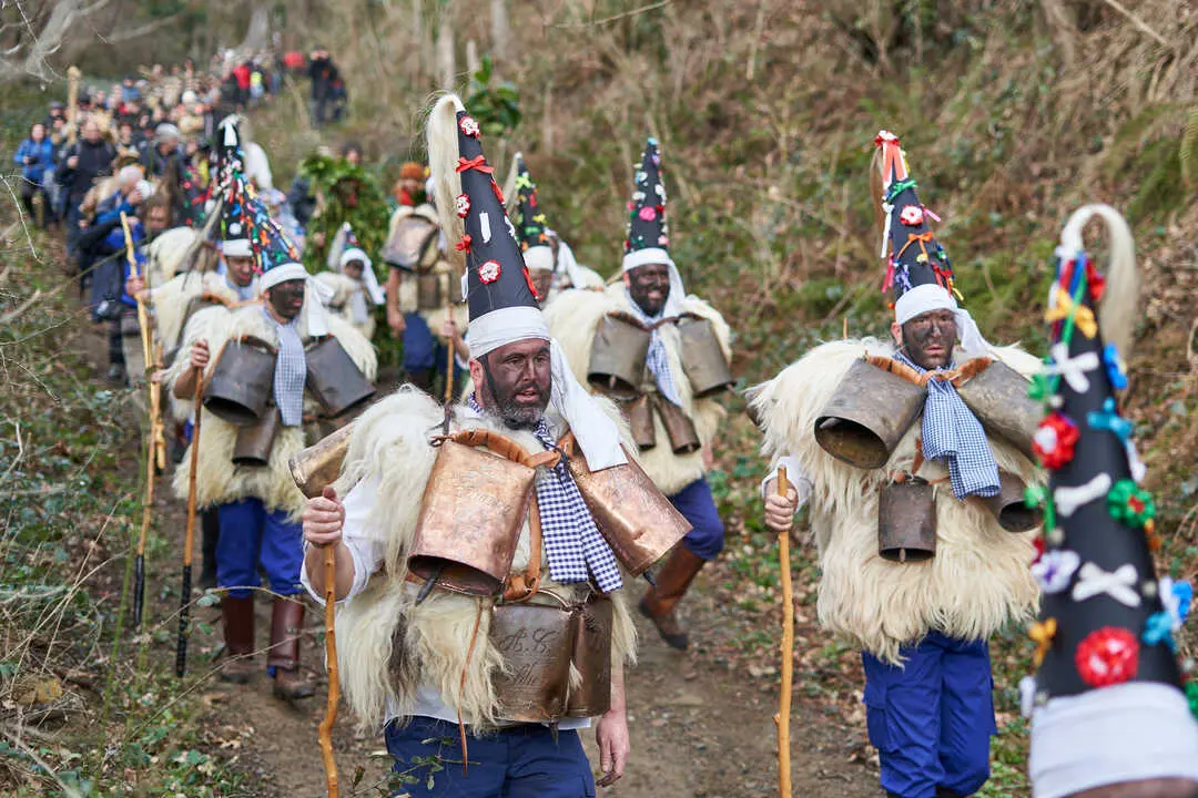 Imagina una fiesta ancestral en medio de un pueblo c&aacute;ntabro, rodeado de monta&ntilde;as, donde tradici&oacute;n y espect&aacute;culo se mezclan como en ning&uacute;n otro lugar. / EP