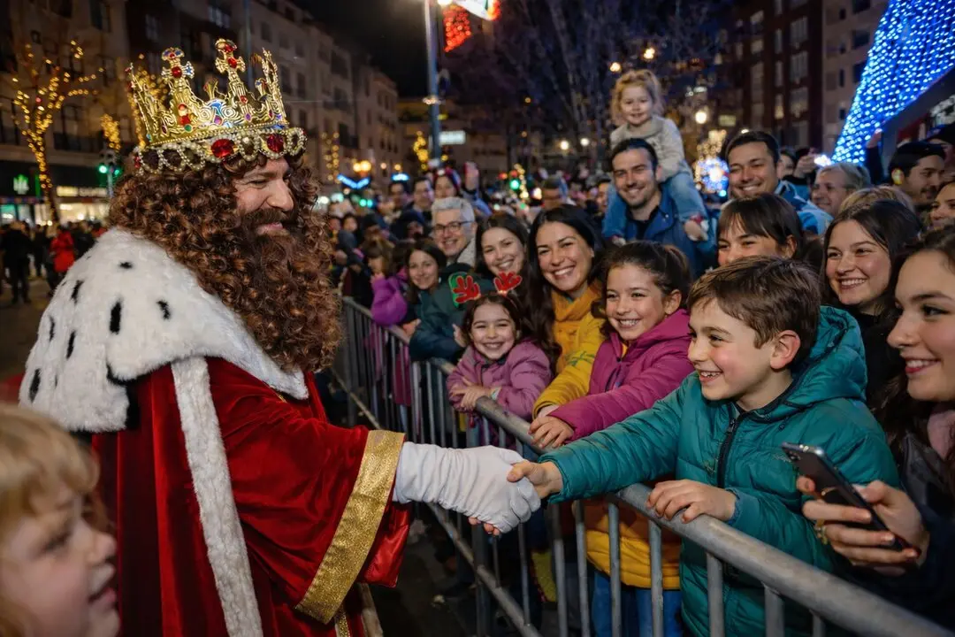 Melchor saluda a los ni&ntilde;os a su llegada a la plaza del Ayuntamiento. / IA