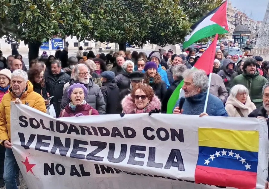 Varias personas se manifiestan en Santander por la dictadura de Maduro.