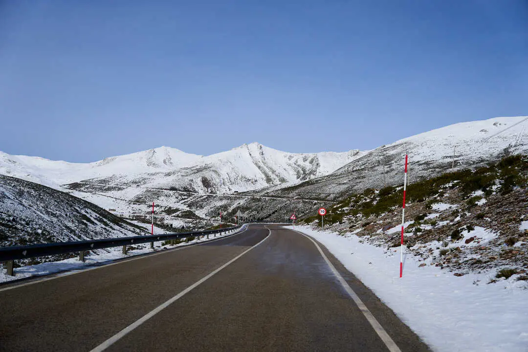 Nieve en las monta&ntilde;as, vista desde la carretera en la estaci&oacute;n de esqu&iacute; y monta&ntilde;a de Alto Campoo. / EP