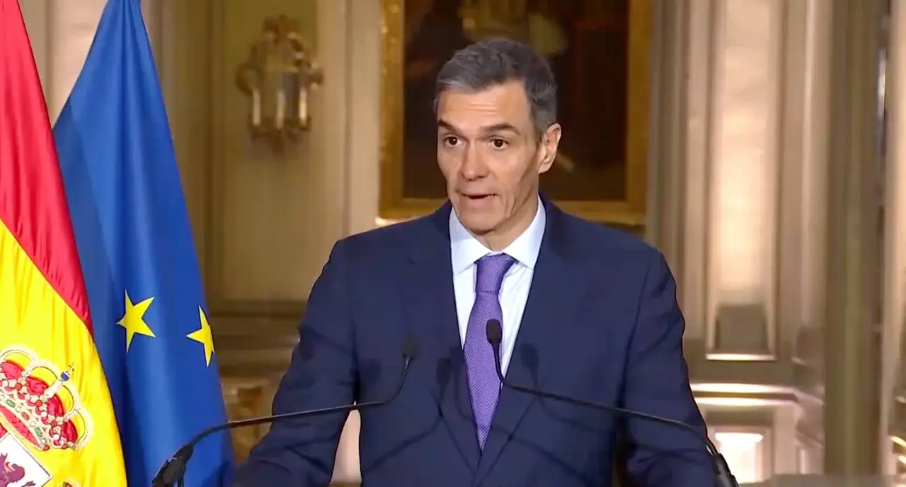 El presidente del Gobierno, Pedro S&aacute;nchez, en una rueda de prensa desde Par&iacute;s. / A.E.