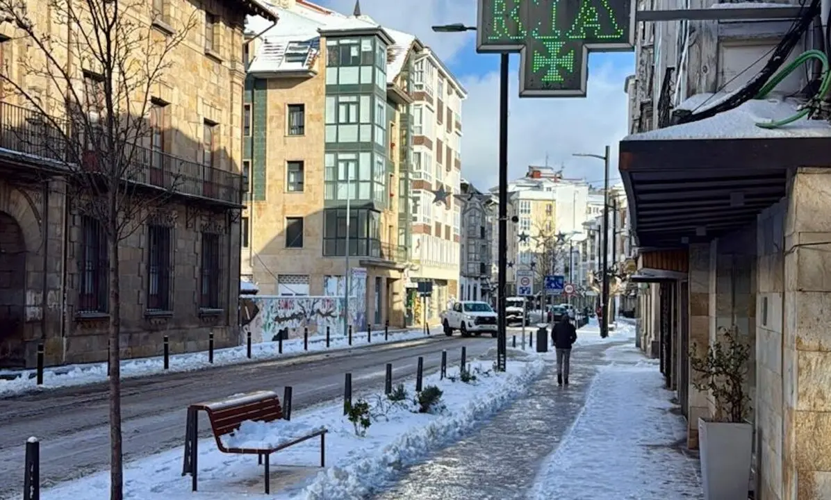 Este calle de Reinosa pr&aacute;cticamente des&eacute;rtica en el d&iacute;a de ayer por el fr&iacute;o. / NANY
