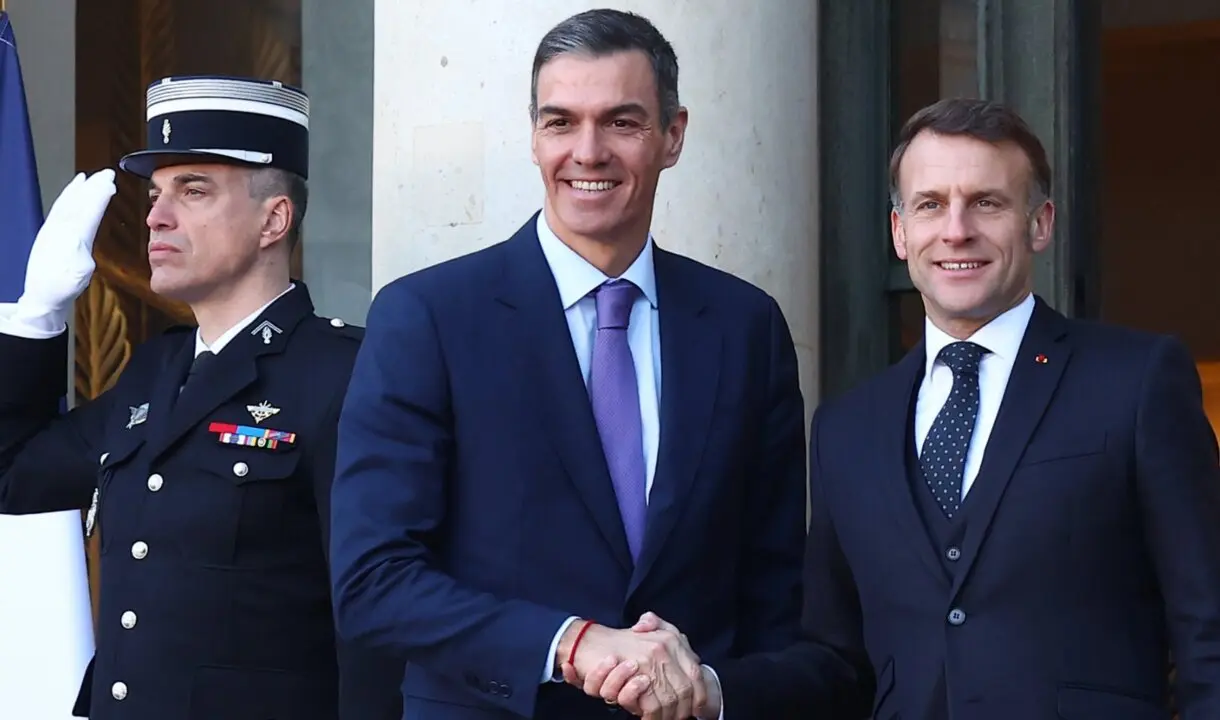 Pedro S&aacute;nchez junto a Emmanuel Macron en su llegada a la reuni&oacute;n de la Coalici&oacute;n de Voluntarios.
REMITIDA / HANDOUT por Pool Moncloa / Fernando Calvo