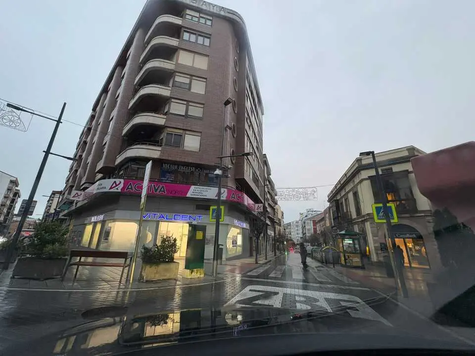 La Zona de Bajas Emisiones (ZBE) vuelve a estar activa en el centro de Torrelavega. Las c&aacute;maras ya multan a los veh&iacute;culos sin distintivo ambiental en zonas como Ruiz Tagle y Jos&eacute; Mar&iacute;a Pereda.