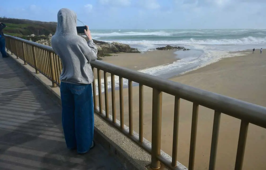 Una persona hace fotos del oleaje en Santander. / EP