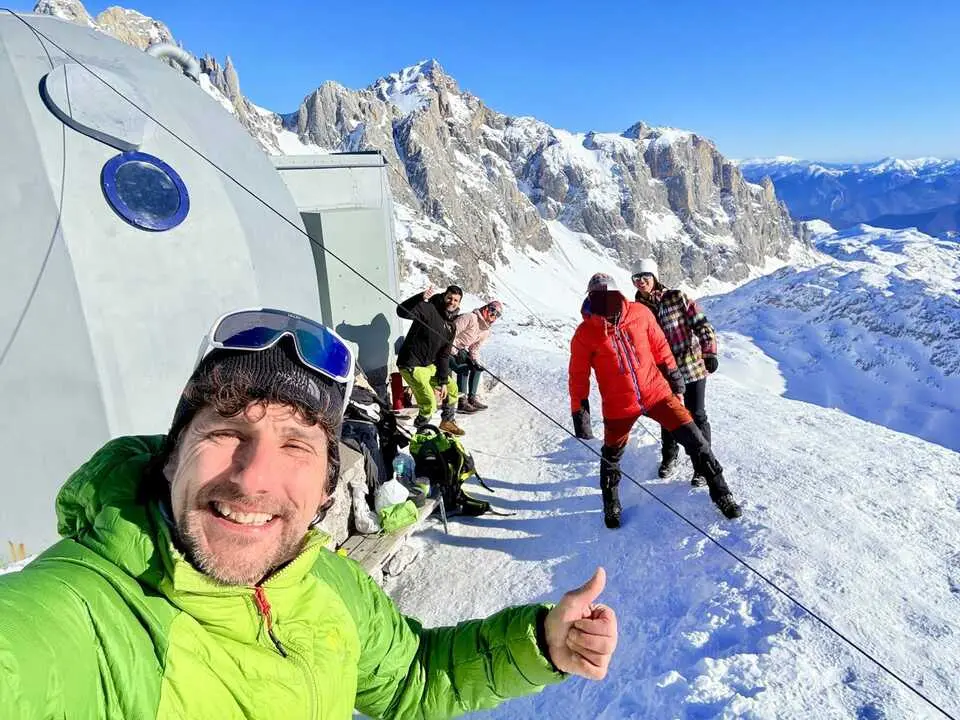 Nani, en primer plano, junto a sus compa&ntilde;eros de traves&iacute;a en las inmediaciones de Caba&ntilde;a Ver&oacute;nica, donde celebraron la Nochevieja a m&aacute;s de 2.300 metros de altitud, rodeados de nieve, silencio y monta&ntilde;as.