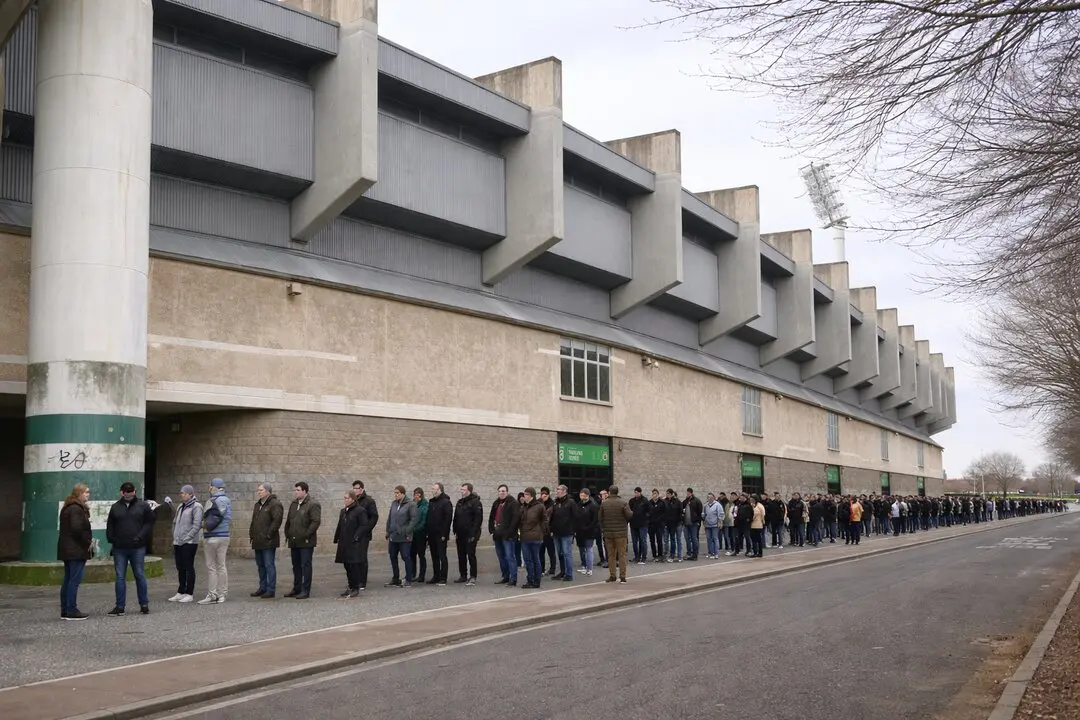 Aficionados hacen fila desde temprano en la ma&ntilde;ana para ingresar al estadio, bajo un cielo gris y frente a la imponente arquitectura brutalista del recinto.