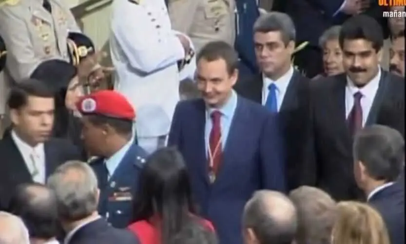 El ex presidente del Gobierno, Jos&eacute; Luis Rodr&iacute;guez Zapatero, junto a Nicol&aacute;s Maduro en un acto oficial. La Audiencia Nacional ha abierto diligencias contra Zapatero por su presunta implicaci&oacute;n en la trama del narcoestado venezolano. / Captura de v&iacute;deo