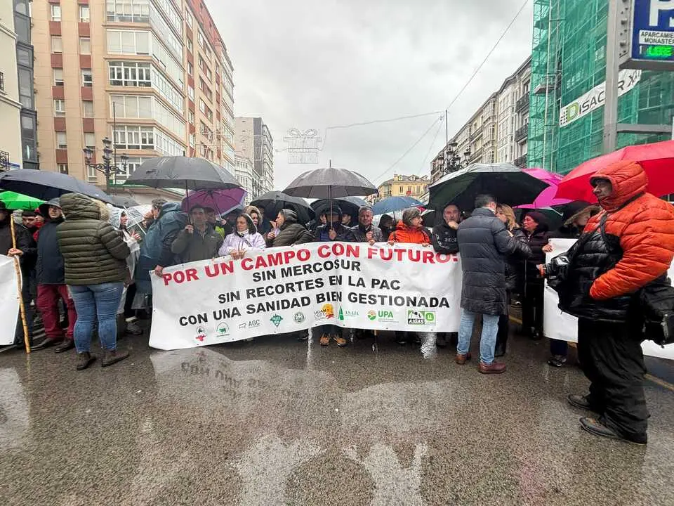 La protesta se concentra bajo la lluvia en el centro de Santander. Decenas de manifestantes ocuparon Calvo Sotelo para denunciar el abandono institucional al que, aseguran, est&aacute; sometido el mundo rural.