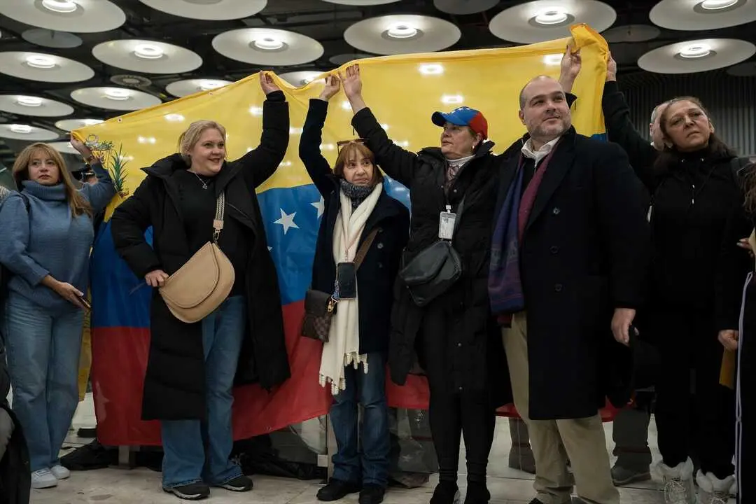 Bienvenida con bandera. Familiares y activistas reciben en Barajas a los liberados del r&eacute;gimen venezolano.
Foto: Diego Radam&eacute;s / Europa Press