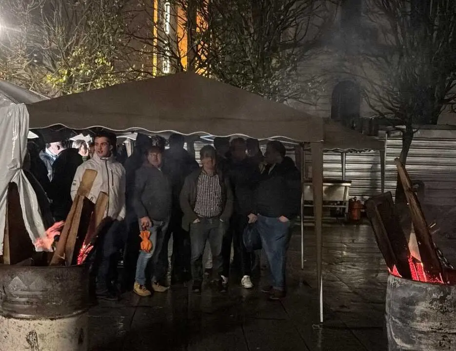 Bajo el fr&iacute;o y la lluvia, agricultores y ganaderos mantuvieron aparcados 60 tractores en el coraz&oacute;n de Santander. / UGAM-COAG
