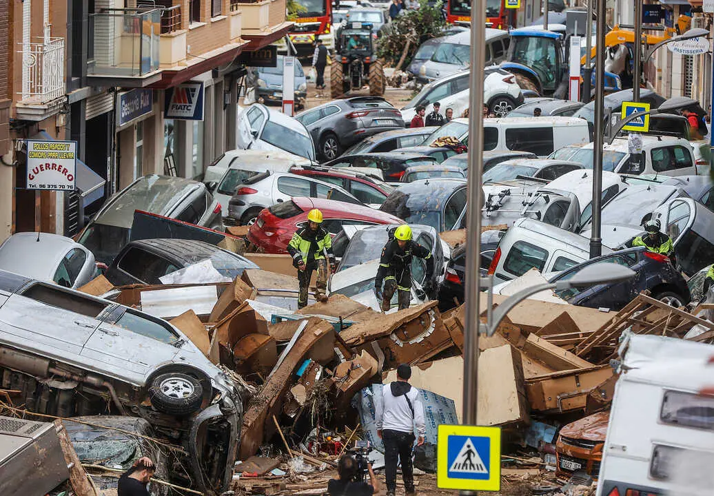 Decenas de coches amontonados, a 31 de octubre de 2024, en Sedav&iacute;, Valencia, Comunidad Valenciana. / ARCHIVO / EP