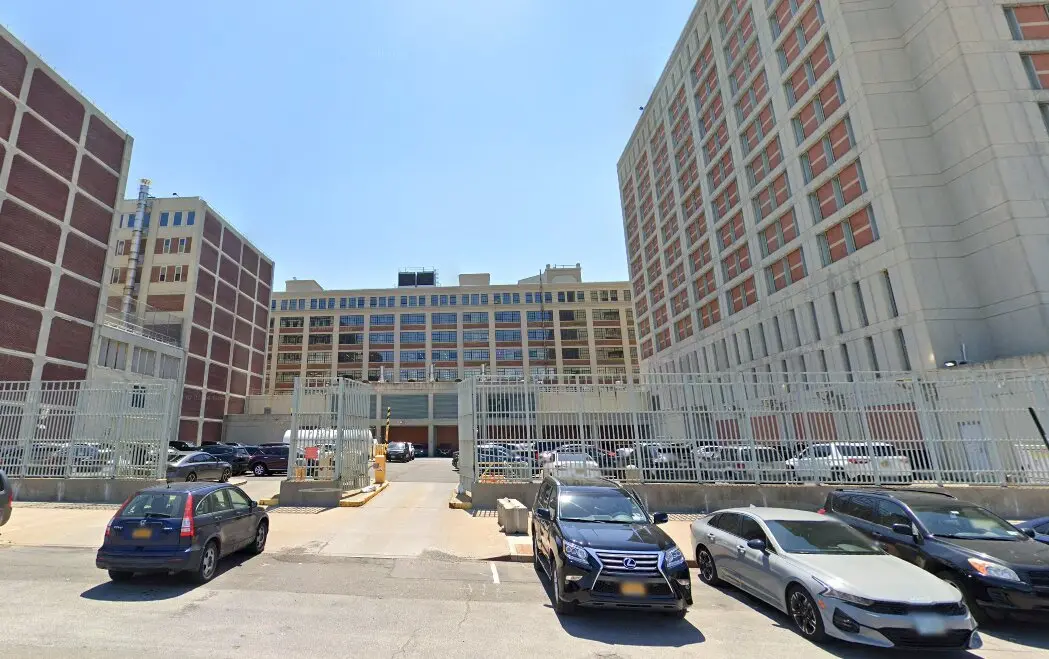 El Centro de Detenci&oacute;n Metropolitano de Brooklyn por fuera. / A.E