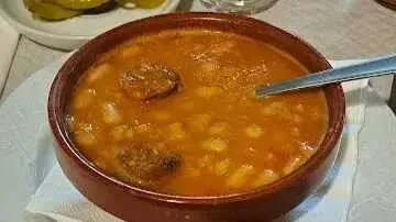 qu&iacute;, por 20 euros, puedes comer un cocido como los de antes, con postre incluido y sabor a hogar. / A.E