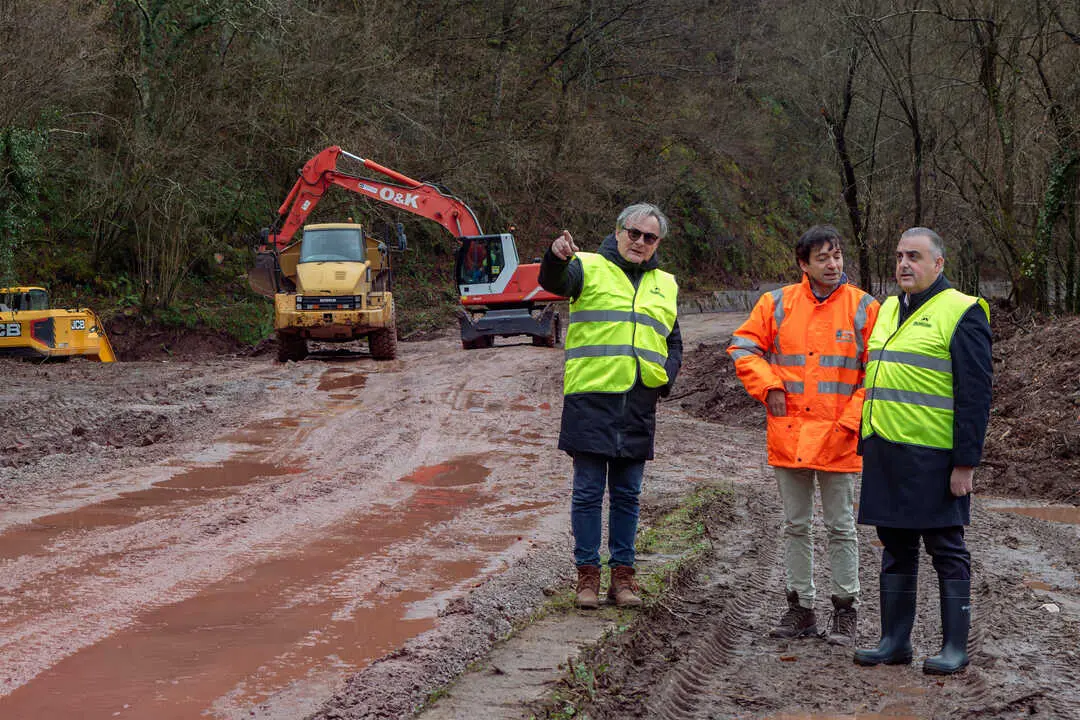 El consejero de Fomento, Roberto Media, junto a representantes municipales y t&eacute;cnicos, durante su visita a las obras del vial y la senda verde en Vega de Pas. / A.E