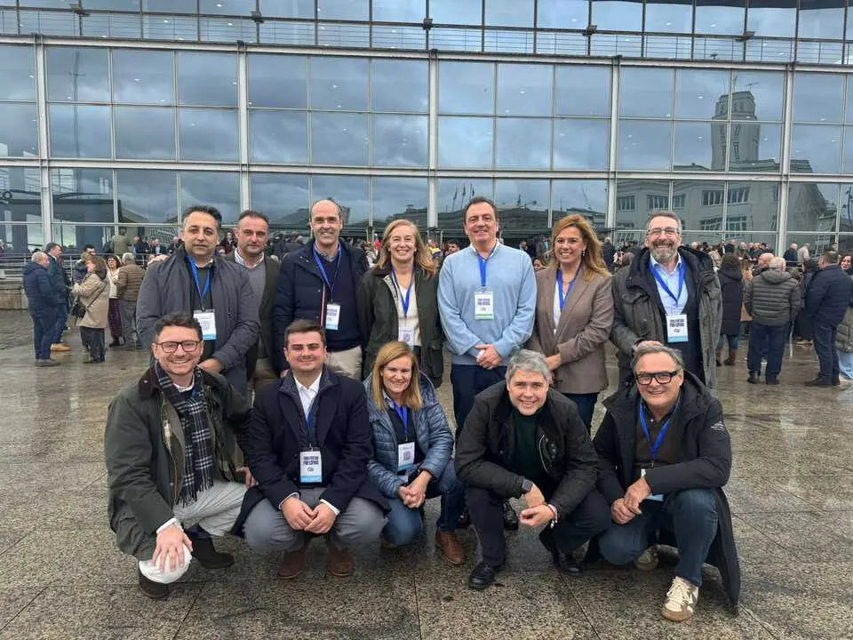 Delegaci&oacute;n del PP de Cantabria, ayer en la 28&ordf; Interparlamentaria Popular, celebrada este fin de semana en A Coru&ntilde;a. / alerta
