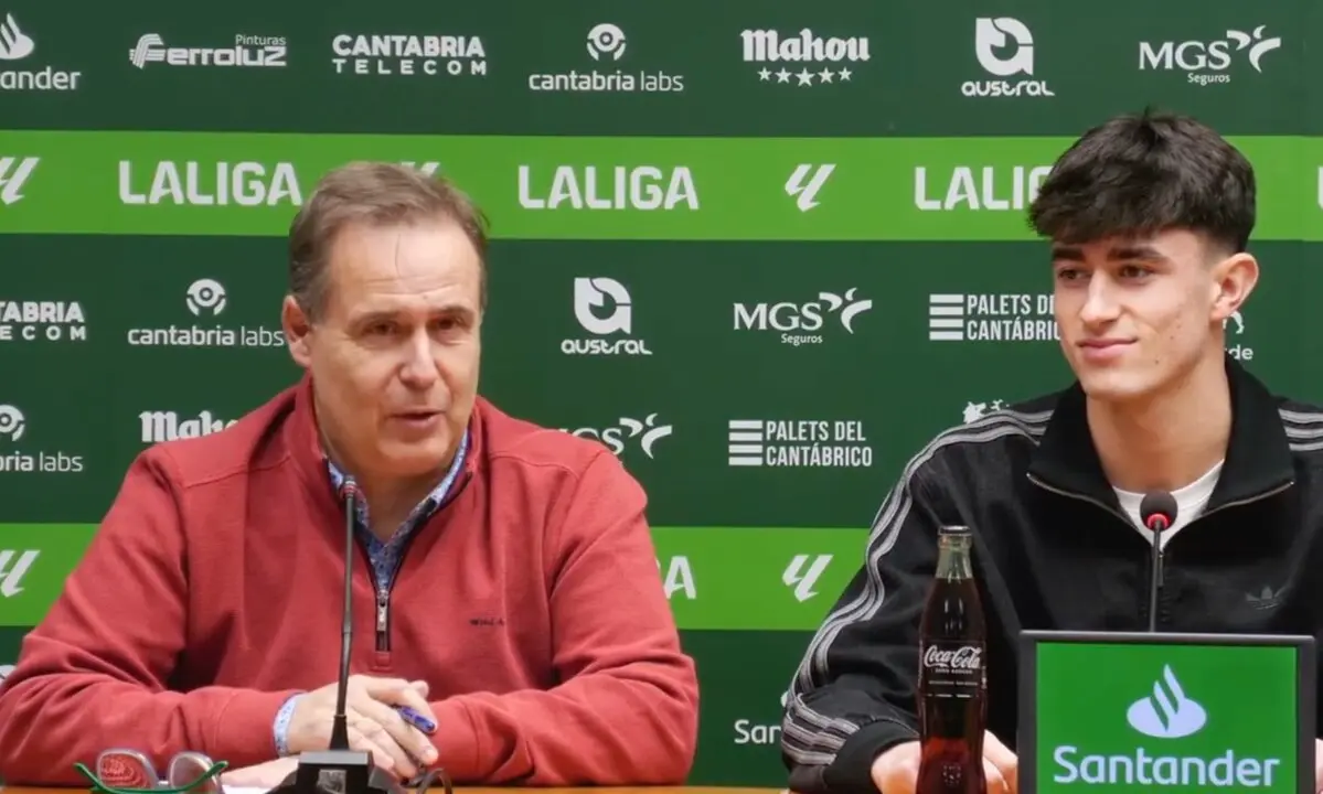 El joven Manex Lozano, el nuevo jugador del Racing de Santander durante su presentaci&oacute;n. / YOUTUBE