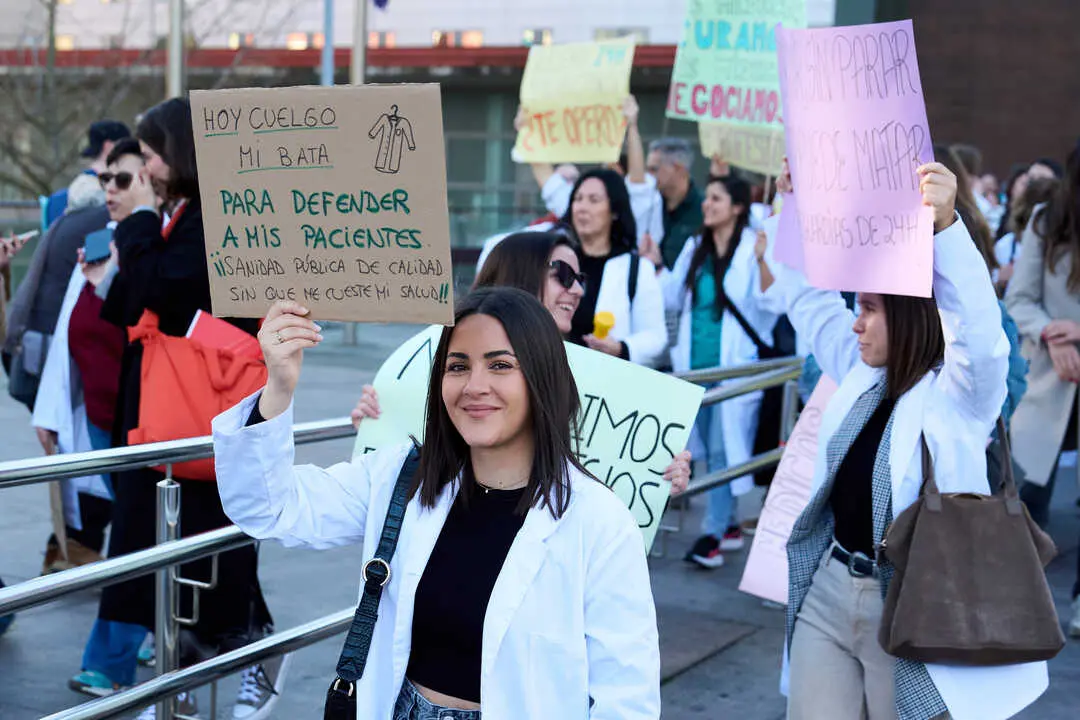 Decenas de m&eacute;dicos durante una concentraci&oacute;n en Santander. / EP