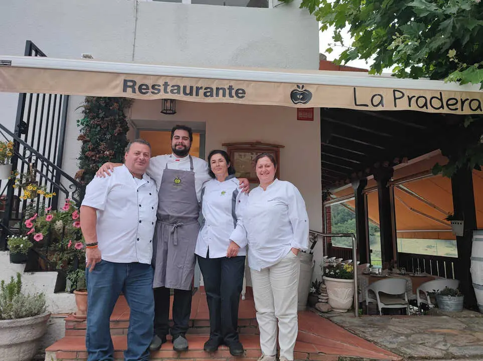 Los cocineros encargados de elaborar el cocido monta&ntilde;&eacute;s en To&ntilde;anes. / a. del saja