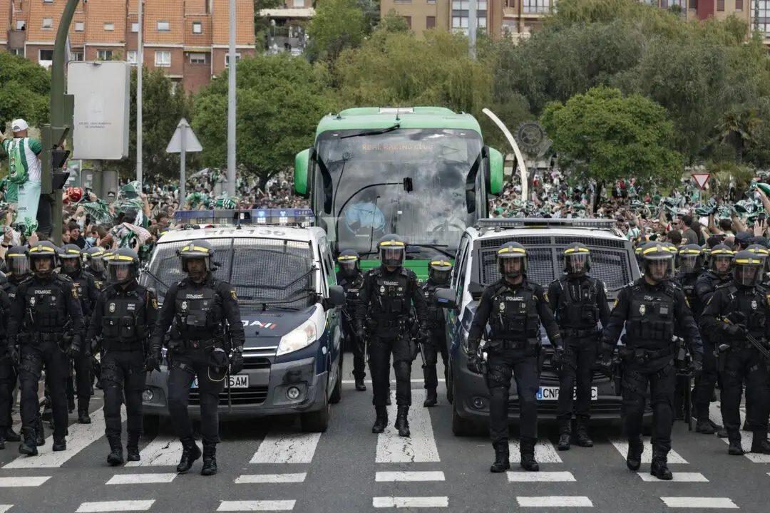 El autob&uacute;s del Racing llega a El Sardinero entre v&iacute;tores y bengalas. IA