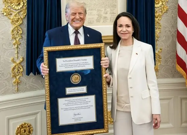 Donald Trump recibi&oacute; la medalla Nobel de la Paz de manos de Mar&iacute;a Corina Machado. / IG