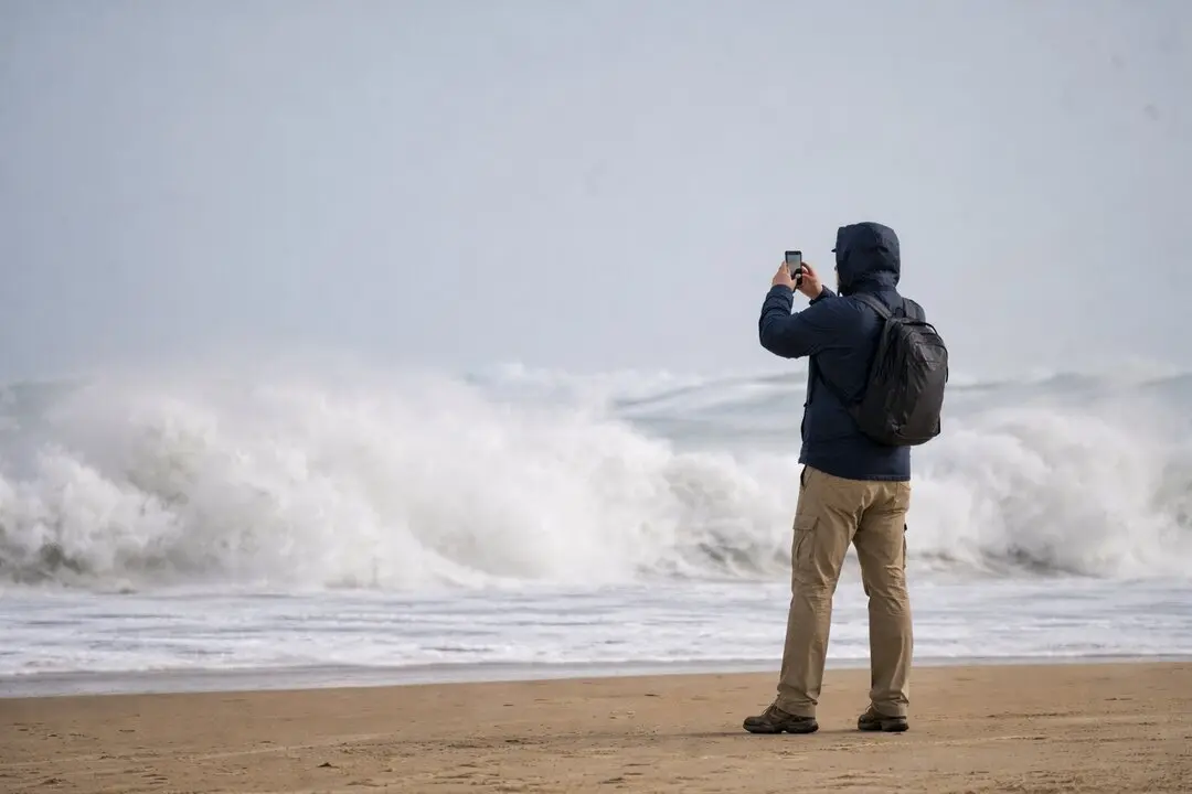 Cantabria entra en fase de vigilancia meteorol&oacute;gica por fuerte oleaje. / A.E