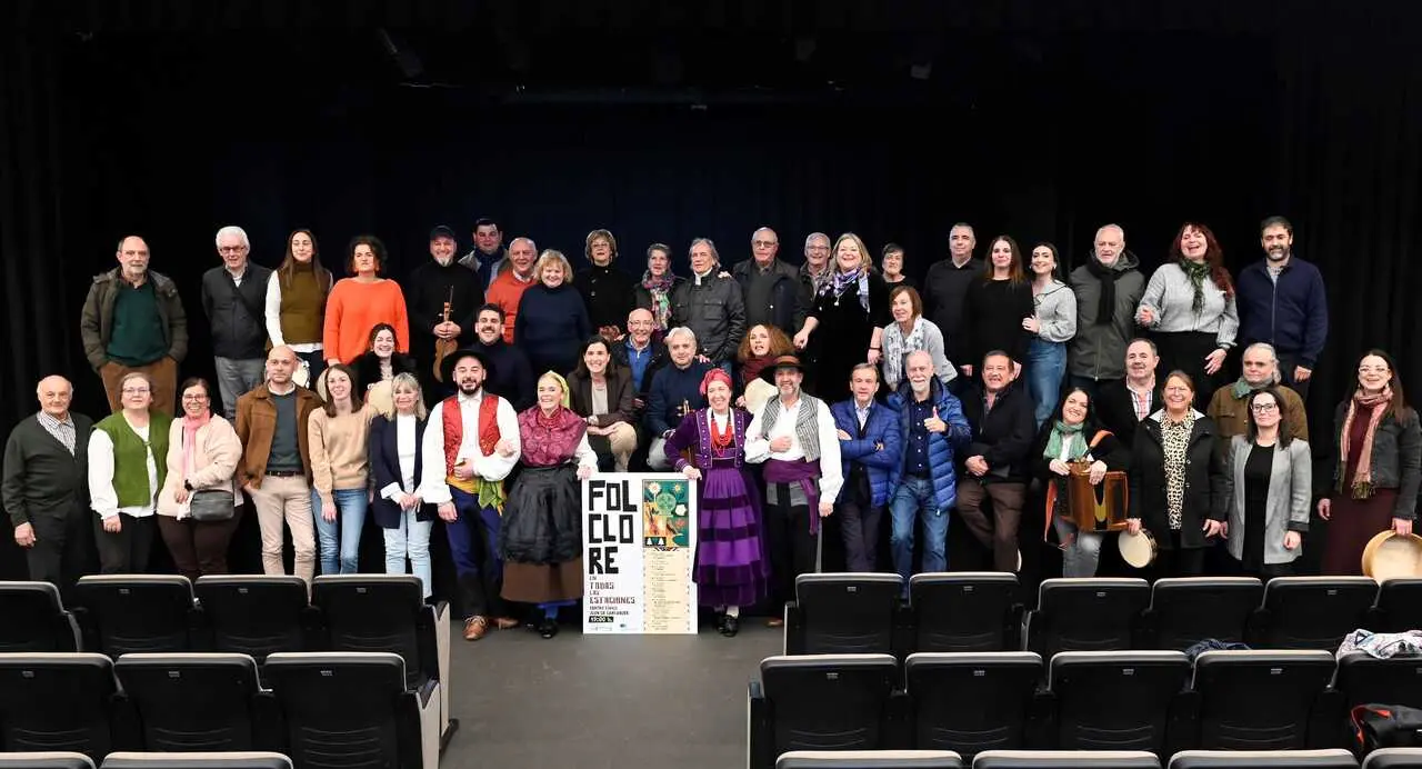Presentaci&oacute;n del ciclo cultural Folclore en todas las estaciones, con participantes y representantes municipales. / A.E