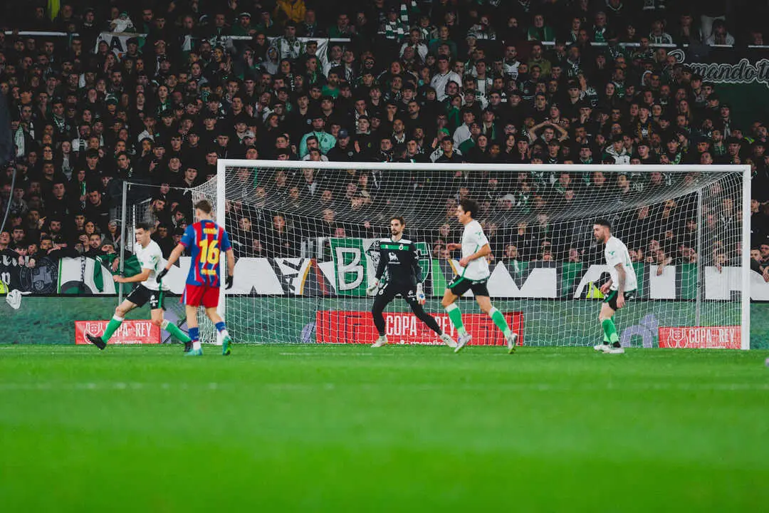 La zaga del Racing y su portero Ezkieta, bajo la atenta mirada de una abarrotada Gradona, se preparan para repeler un ataque del FC Barcelona durante el intenso duelo de octavos de final de la Copa del Rey en El Sardinero.