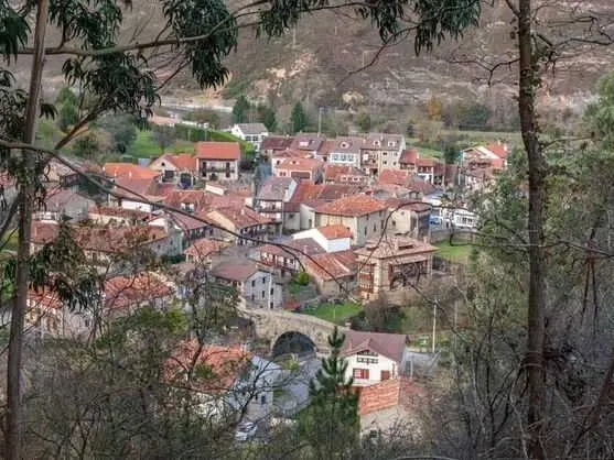 Quienes lo dicen no han caminado por este peque&ntilde;o rinc&oacute;n de Cantabria donde cada piedra guarda una historia. / Ayuntamiento de Rionansa