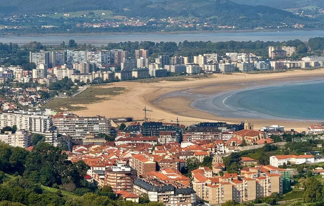Mientras otros eligen el sur o las islas, Ram&oacute;n Garc&iacute;a lo tiene claro: verano es sin&oacute;nimo de Cantabria. / A.E
