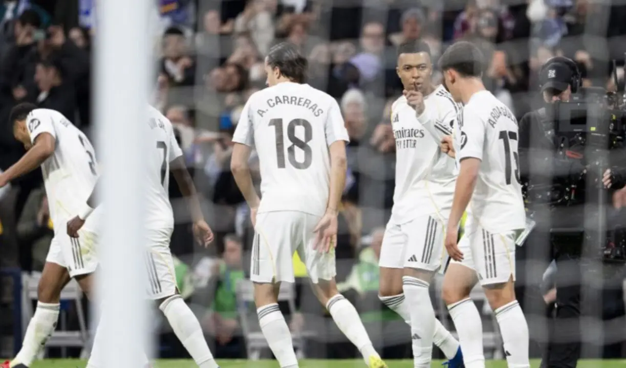Mbapp&eacute; se&ntilde;ala al banquillo tras marcar ante el Levante, arropado por Arda G&uuml;ler, Carreras y el resto de j&oacute;venes del Real Madrid en una tarde tensa en el Bernab&eacute;u.