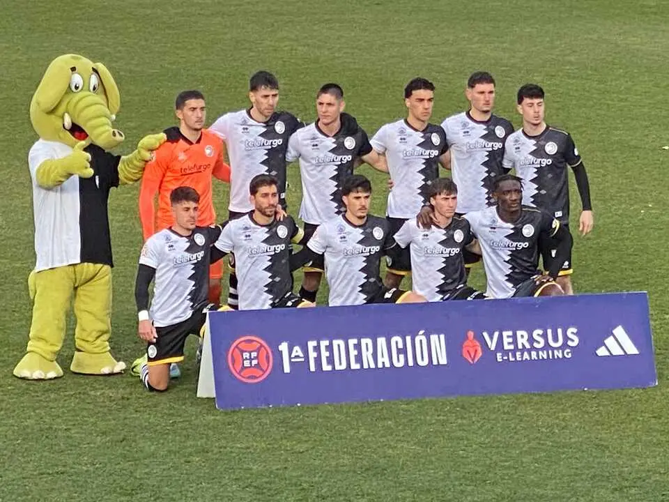El once inicial de Unionistas CF posa antes del partido decisivo de la jornada 20 en Primera RFEF. El equipo necesita ganar o empatar y esperar una derrota abultada del Ourense CF para evitar caer en puestos de descenso.