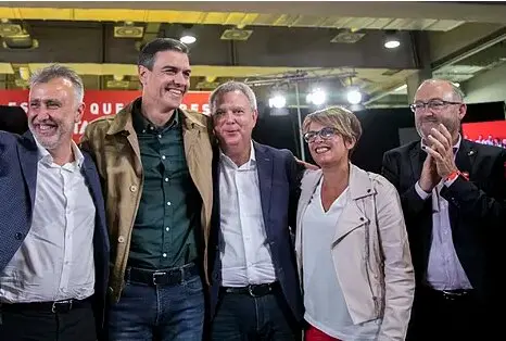 Pedro Sánchez y Juan Bernardo Fuentes Curbelo, el 'Tito Berni' el primero por la derecha.