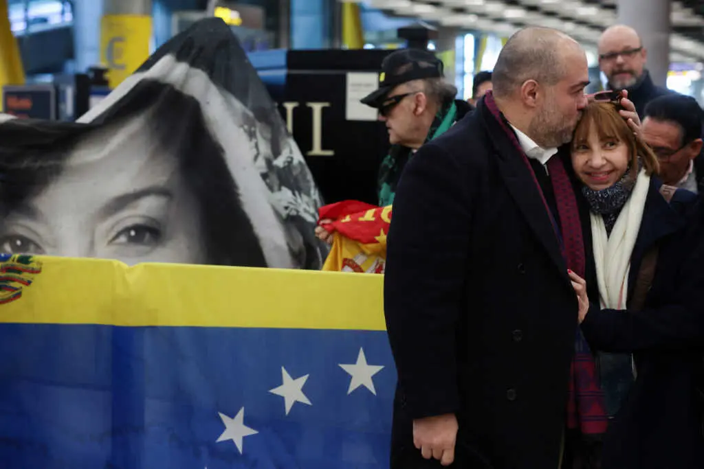 Familiares de los presos venezolanos en el aeorpuerto de Barajas, Espa&ntilde;a.