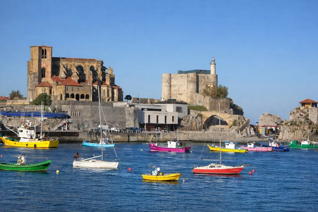 Vista del puerto de Castro Urdiales, con su emblem&aacute;tica iglesia. / I.A.