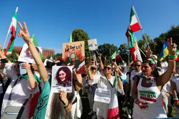 Manifestanters por la represi&oacute;n a las protestas pac&iacute;ficas en Ir&aacute;n.
