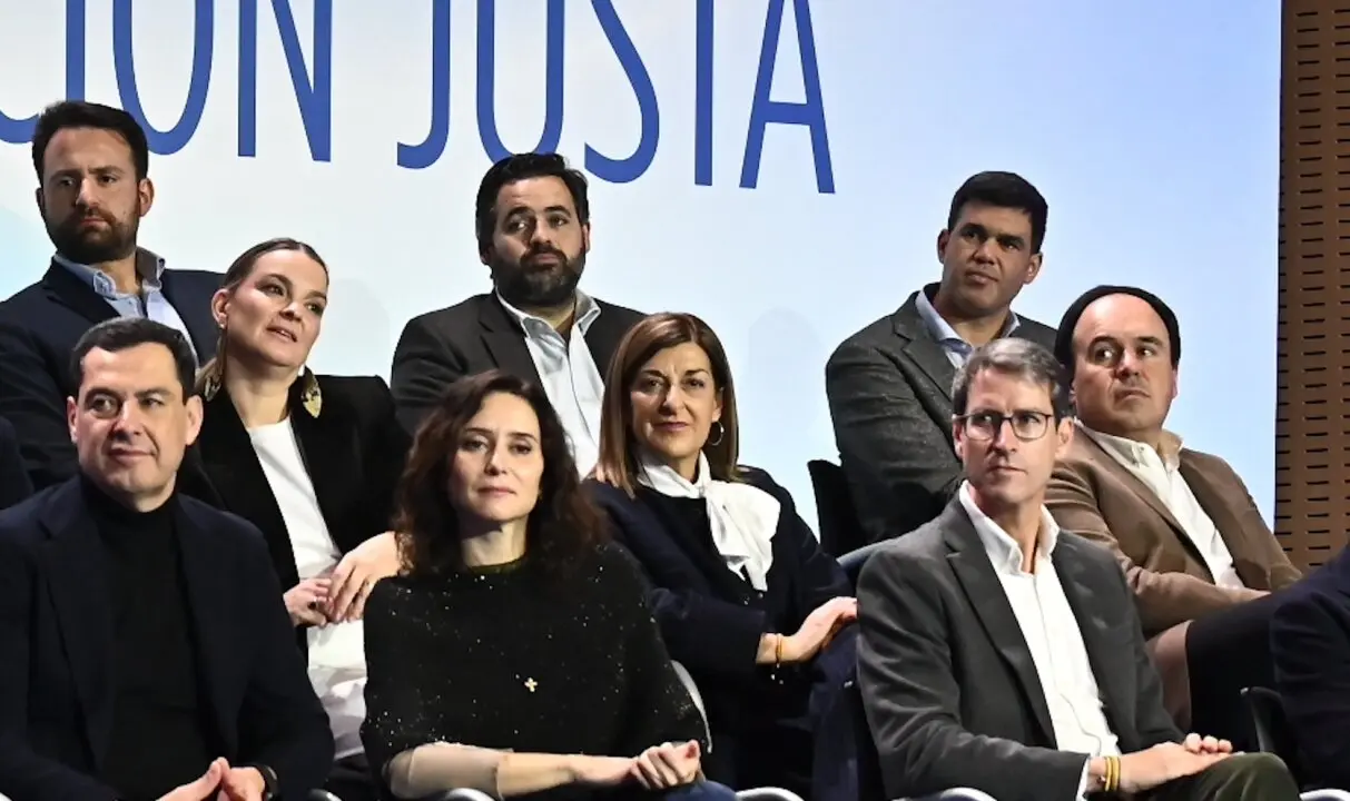 Buruaga junto a los barones del PP durante el discurso de Feij&oacute;o en Zaragoza. / E.P.