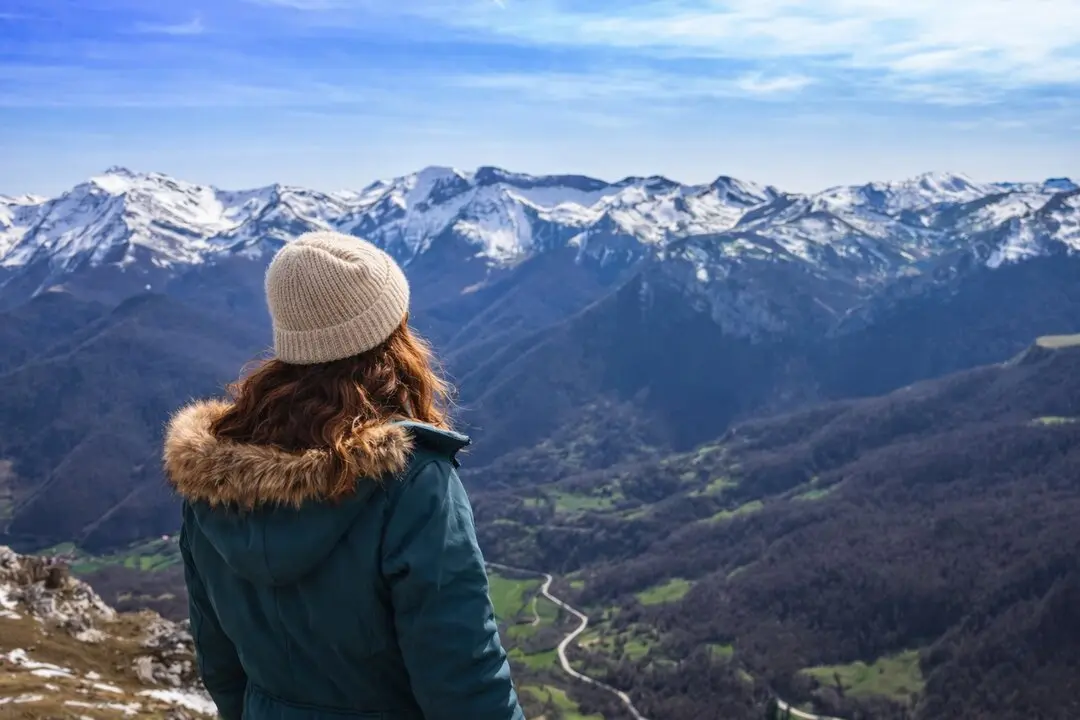Una mujer observa las imponentes monta&ntilde;as c&aacute;ntabras.