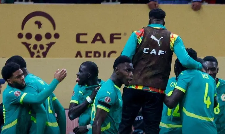 Los jugadores de Senegal tras marcar el primer gol.