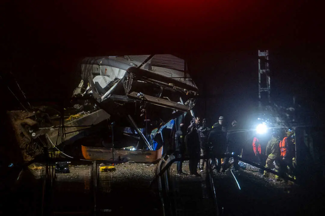 Los servicios de emergencia socorren el tren accidentado  en Gelida, Barcelona. / Lorena Sop&ecirc;na