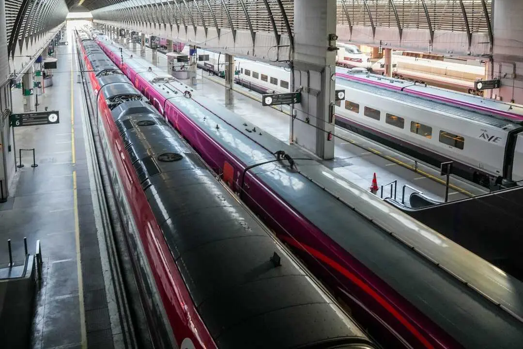 Trenes parados y andenes vac&iacute;os en en la estaci&oacute;n de Santa Justa de Sevilla. /  Eduardo Briones