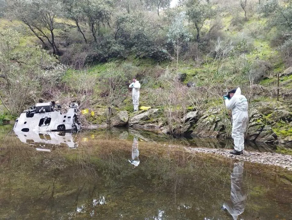 Agentes de la Guardia Civil fotograf&iacute;an y toman evidencias de una pieza hallada en una arroyo en la zona del accidente ferroviario en Adamuz. / EP