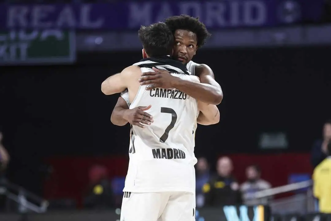Facundo Campazzo y Andr&eacute;s Feliz se abrazan durante un partido del Real Madrid. /  Irina R. Hipolito