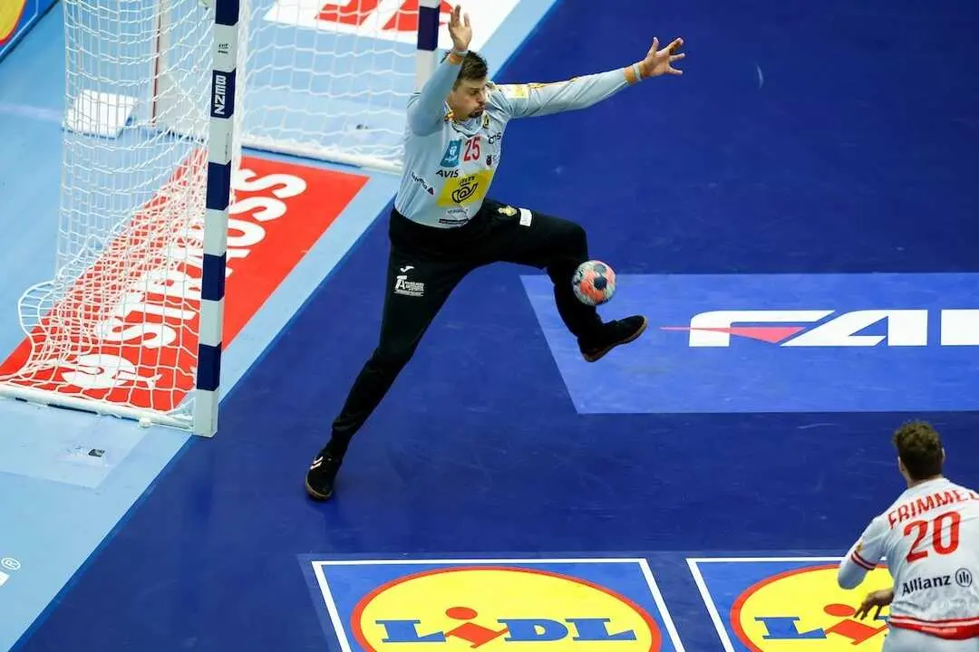 Sergey Hern&aacute;ndez con los 'Hispanos' en el Europeo de balonmano. / EVA MANHART