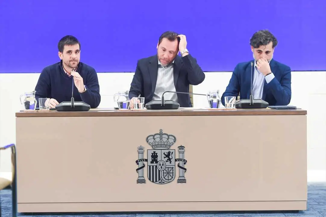 El ministro de Transportes y Movilidad Sostenible, &Oacute;scar Puente (c), junto al director de Tr&aacute;fico de Adif, &Aacute;ngel Garc&iacute;a de la Bandera (d), y al director de Operaciones de Renfe, Jos&eacute; Alfonso G&aacute;lvez (i), durante una rueda de prensa. / Gustavo Valiente