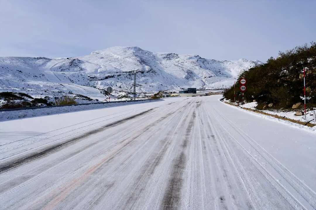 Una carretera nevada en la estaci&oacute;n de esqu&iacute; y monta&ntilde;a de Alto Campoo. / Juanma Serrano