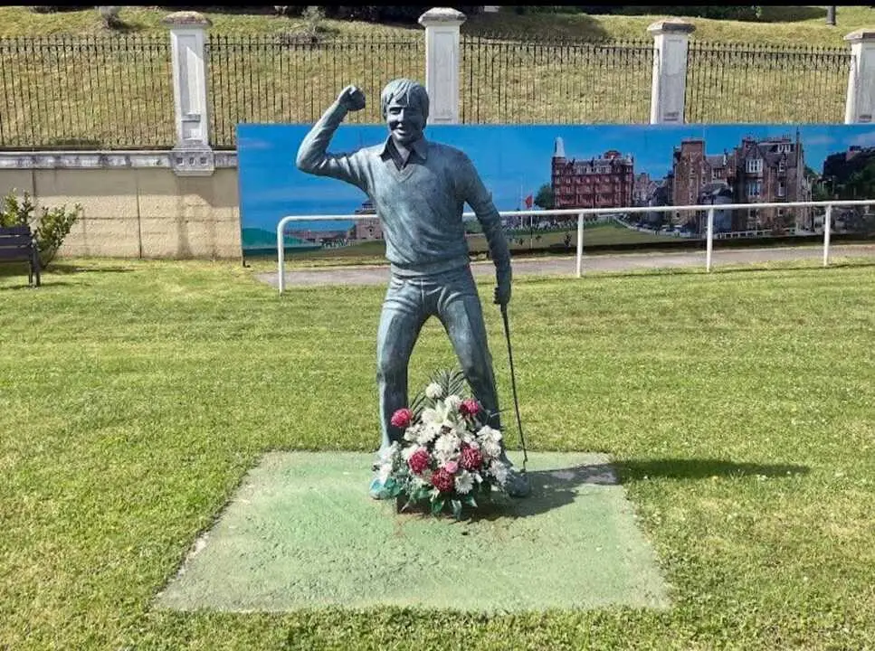 Estatua en honor del golfista Severiano Ballesteros en Pedre&ntilde;a. / A.E