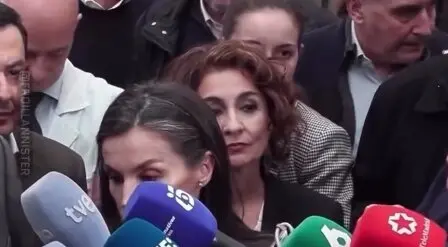 Las im&aacute;genes de Montero forzando su posici&oacute;n junto a la Reina Letizia han provocado una oleada de cr&iacute;ticas. / EP