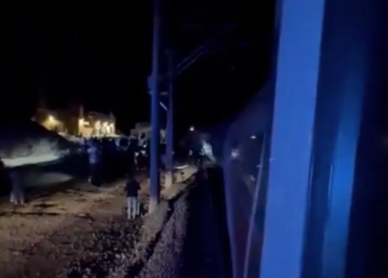 Las asistencias, trabajando sobre el tren de alta velocidad Iryo siniestrado en Adamuz (C&oacute;rdoba) el pasado domingo, en plena noche. / X