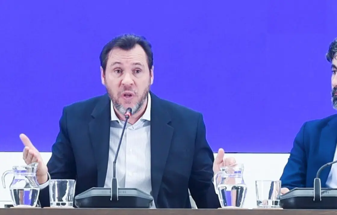 El ministro de Transportes y Movilidad Sostenible, &Oacute;scar Puente (c), junto al director de Tr&aacute;fico de Adif, &Aacute;ngel Garc&iacute;a de la Bandera (d), y al director de Operaciones de Renfe, Jos&eacute; Alfonso G&aacute;lvez (i), durante una rueda de prensa, en el Ministerio de Transportes y Movilidad Sostenible, a 21 de enero de 2026, en Madrid (Espa&ntilde;a). 

Firma: Gustavo Valiente / Europa Press
